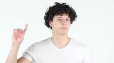 Reddet olarak parmak sallayarak, kıvırcık saçlar, genç adam beyaz arka plan