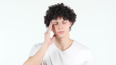 Baş ağrısı, kıvırcık saç, beyaz arka plan ile hayal kırıklığına uğramış genç adam