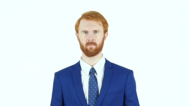 Gritando perturbado barba de cabelo vermelho empresário, fundo branco — Vídeo de Stock