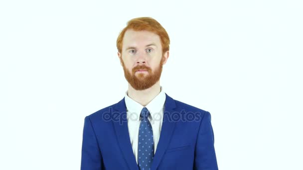 Puntando alla macchina fotografica, Uomo d'affari barba capelli rossi, sfondo bianco — Video Stock