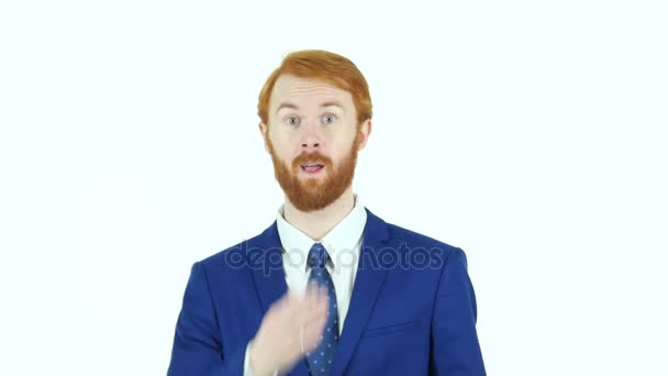 Beijo voador por barba de cabelo vermelho Empresário, fundo branco — Vídeo de Stock