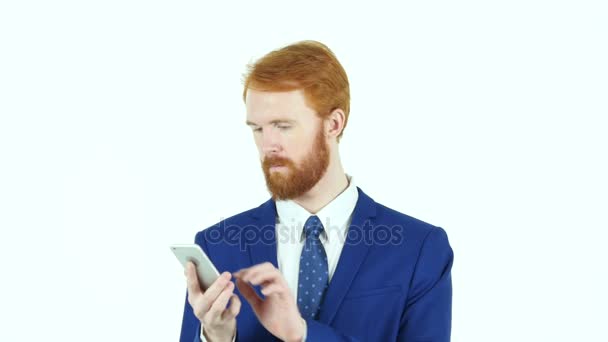 Usando Smartphone, Mensajes de texto Barba Roja Empresario — Vídeo de stock