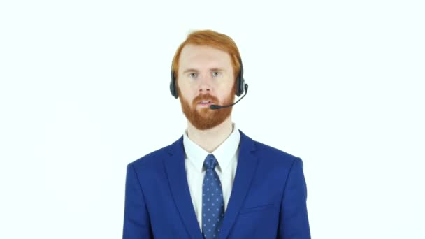 Servizio clienti, uomo d'affari con barba rossa che parla in cuffia — Video Stock