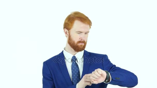 Usando Smartwatch, Empresário de barba de cabelo vermelho, Fundo branco — Vídeo de Stock