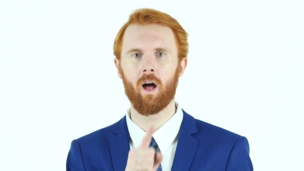 Sessizlik, kırmızı saç sakal işadamı, parmak dudaklarında jesti — Stok video