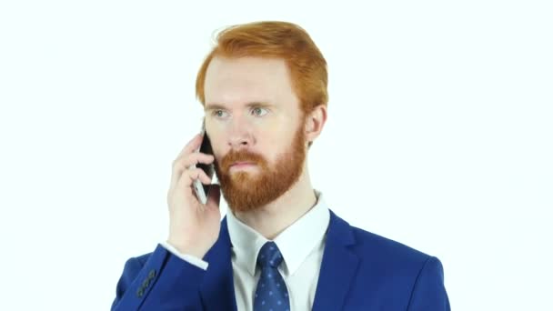 Parlare al telefono da uomo d'affari barba capelli rossi, Parlare — Video Stock