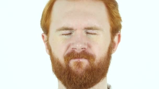 Boos, verdrietig rood haar baard Man gezicht close-up — Stockvideo