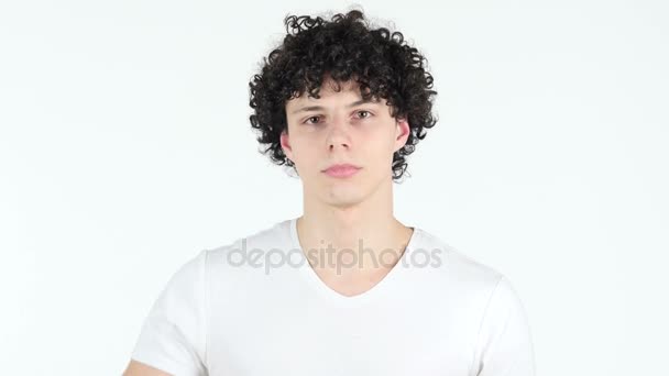 Daumen hoch von jungem Mann mit lockigem Haar, weißer Hintergrund — Stockvideo