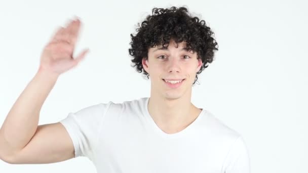 Γεια σας χειρονομία από νεαρός με σγουρά μαλλιά, λευκό φόντο — Αρχείο Βίντεο