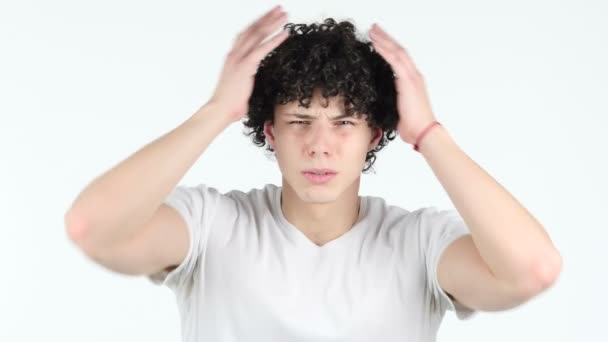 Жест неудачи, расстроенный молодой человек с кудрявыми волосами, огромная потеря — стоковое видео