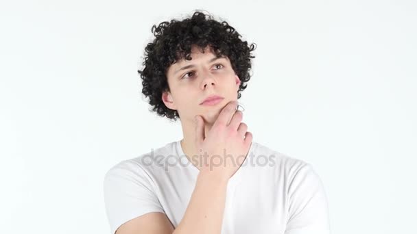 Pensando Pensive Young Man com cabelos encaracolados, fundo branco — Vídeo de Stock