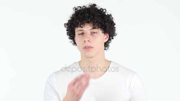 Летающие поцелуи молодого человека с кудрявыми волосами на белом фоне — стоковое видео