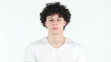 Genç adam kıvırcık saç, beyaz arka plan ile alkışlar