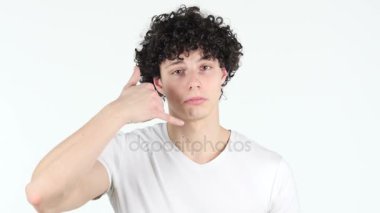 Beni jest, genç adam kıvırcık saç, beyaz arka plan ile ara