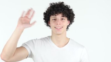 Kamera için kıvırcık saçlar genç adamla konuşuyor