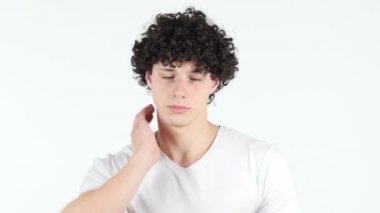 Yorgun genç adam, beyaz arka plan, boyun ağrısı