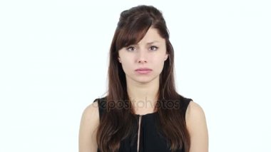 Kızgın genç kız kameraya, beyaz arka plan bağırıyor