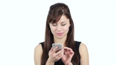 Smartphone, beyaz arka plan kullanan genç kız