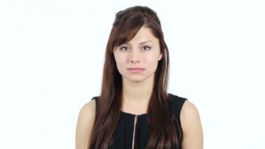 Genç kız gösteren evin anahtarları, beyaz arka plan