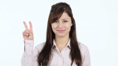 Genç kız zafer işareti