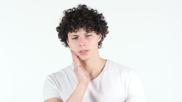 Зубная боль, молодой человек с болью в зубах — стоковое видео