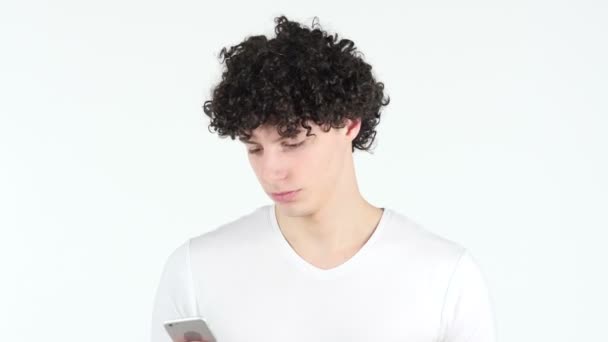 Телефонная беседа молодого человека с кудрявыми волосами — стоковое видео