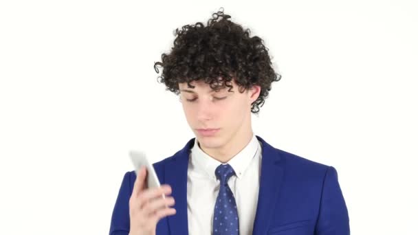 Молодой бизнесмен разговаривает на смартфоне — стоковое видео