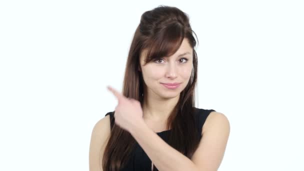 Ung flicka pekar på sidan, vit bakgrund — Stockvideo
