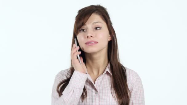 Jovencita contestando hablando por teléfono — Vídeos de Stock