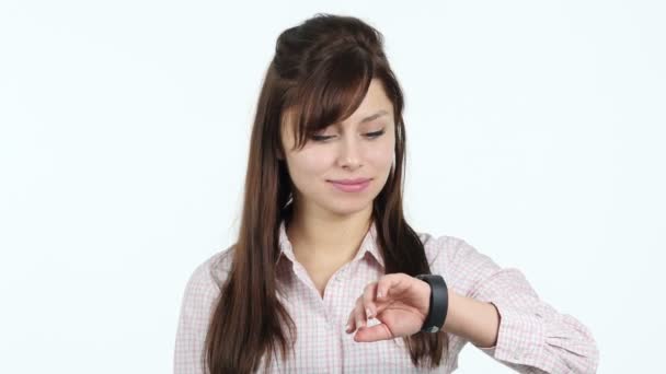 Chica joven usando Smartwatch — Vídeo de stock