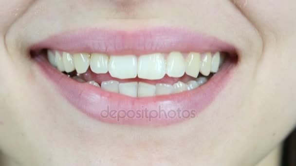 Sonriente chica, primer plano de labios — Vídeo de stock