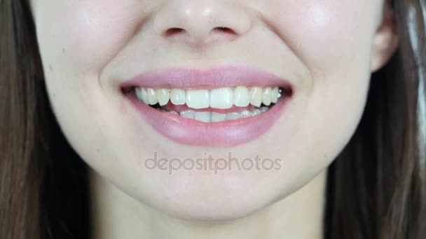 Close Up van glimlachende lippen meisje — Stockvideo
