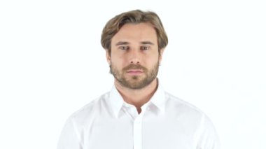 Adam beyaz arka plan üzerinde zafer işareti