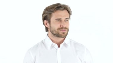Adam dinleme dikkatle, beyaz arka plan