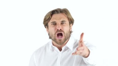 Kızgın bağıran adam beyaz arka plan üzerinde