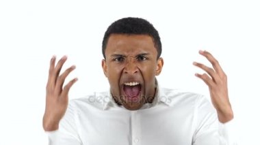 Öfkeli zenci adamlar bağırıyor