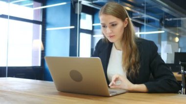 Heyecanlı kadın dizüstü bilgisayarda çalışma, başarı kutluyor