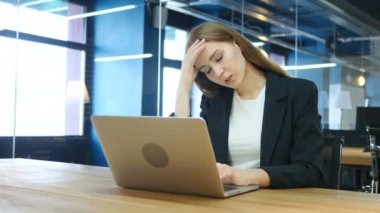 Düşünme ve dizüstü bilgisayarda çalışan dalgın kadın