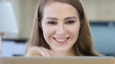 Kadın iş yerinde tarafından online görüntülü sohbet