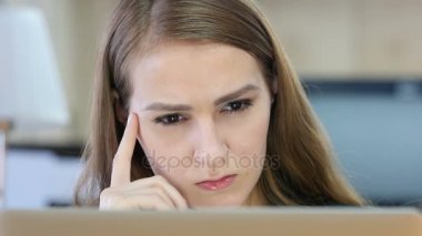 Düşünme ve dizüstü bilgisayarda çalışan kadın