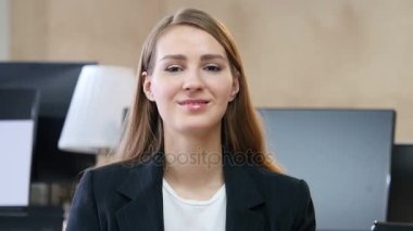 Merhaba, el sallayarak Office kadında