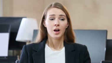 Öksürük, öksürük ofiste hasta kadın
