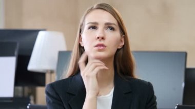 Office düşünme kadın portresi
