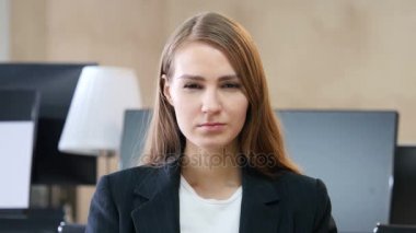 Office kameraya, portre işaret içinde kadın