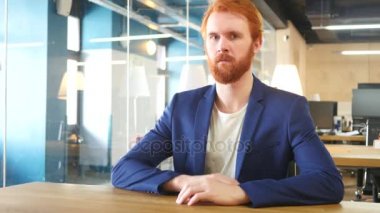 Hayır kırmızı tüyler olan adam tarafından parmak sallayarak