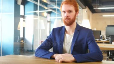 Katılıyorum, Office adam Evet için başını sallayarak