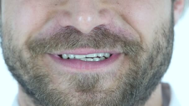 Лицо улыбающегося человека, губы закрываются — стоковое видео