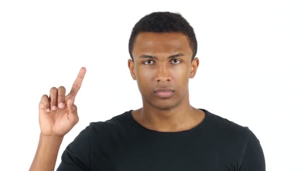 Mit erhobenem Zeigefinger ablehnen, nein vom schwarzen Mann — Stockvideo