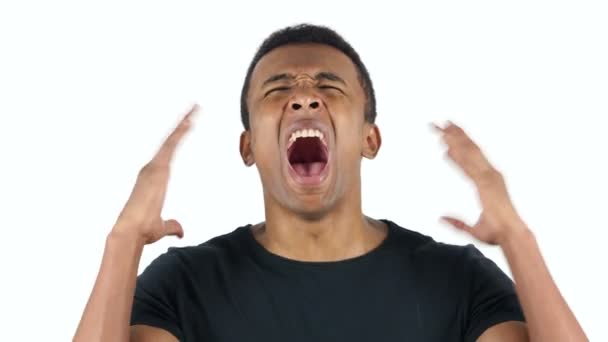 Černý muž křičí, bílé pozadí — Stock video