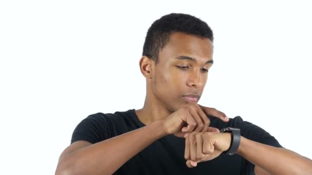 Negro hombre usando smartwatch — Vídeo de stock